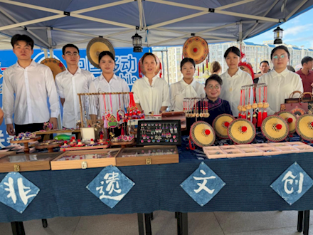 “竹韵毛南”创业团队亮相环江文旅市集，文创产品试水线下市场